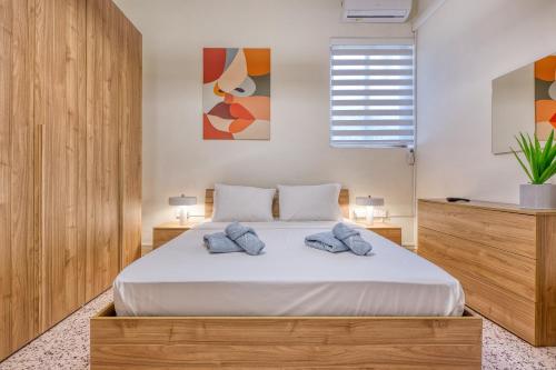 Giường trong phòng chung tại Spacious traditional 3 bedroom house with yard JBAR1-1