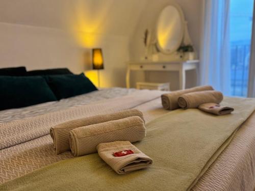 een slaapkamer met 2 handdoeken op een bed bij Bijou Mosen in Hitzkirch