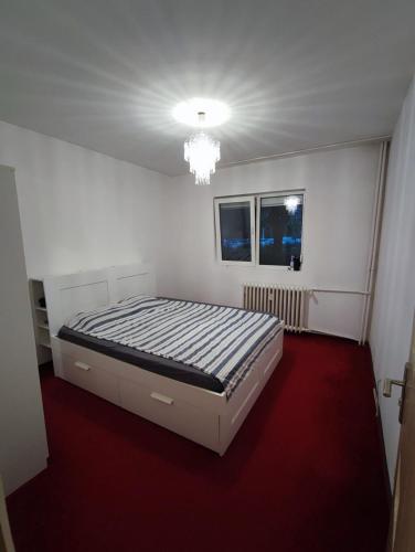 una camera da letto con un letto e un lampadario di Ely Renting a Văleni