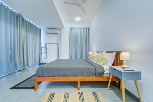 Ένα ή περισσότερα κρεβάτια σε δωμάτιο στο G Square 1 Room with Private Balcony Near Alappuzha Beach & Other Popular Attractions