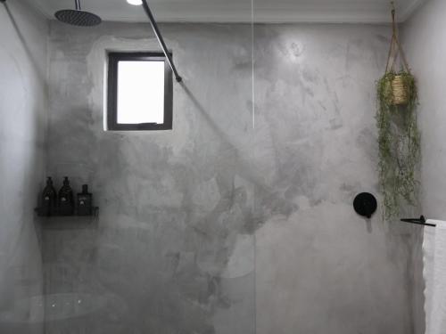 een badkamer met een douche en een raam bij Fossil Lane in Clarens