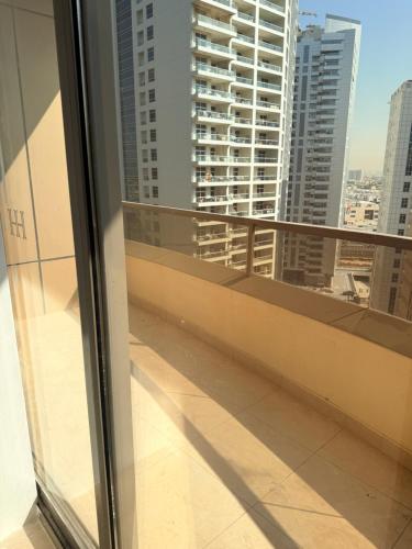 un balcone con vista sulla città di Bienvenue Homes a Dubai