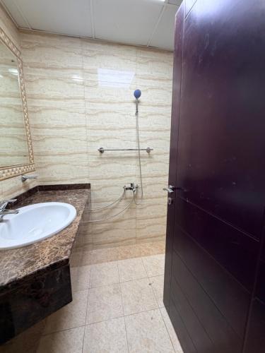 un bagno con lavandino e doccia di Bienvenue Homes a Dubai
