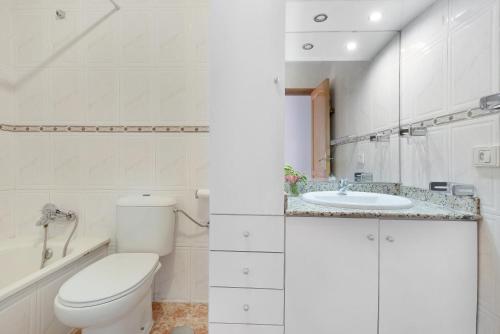 Et badeværelse på Bonito apart sea view playa jardin