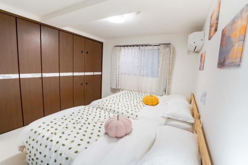 Ένα ή περισσότερα κρεβάτια σε δωμάτιο στο 102Room,Free parking just a 7-minute walk from Koiwa tram stop This spacious 75-square-meter flats features two large bedrooms and can accommodate up to seven guests