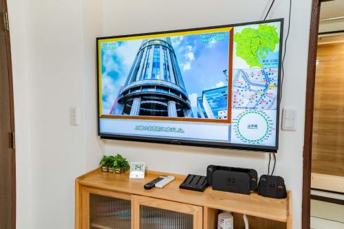 102Room,Free parking just a 7-minute walk from Koiwa tram stop This spacious 75-square-meter flats features two large bedrooms and can accommodate up to seven guests