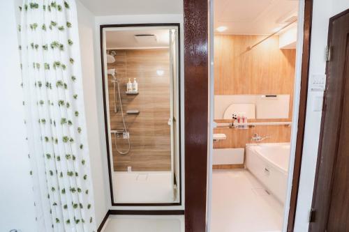 Ένα μπάνιο στο 102Room,Free parking just a 7-minute walk from Koiwa tram stop This spacious 75-square-meter flats features two large bedrooms and can accommodate up to seven guests