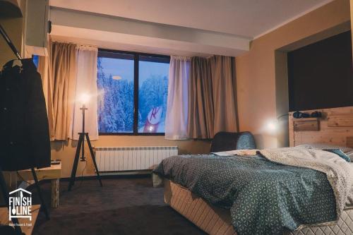 En eller flere senge i et værelse på Finish Line Guest House