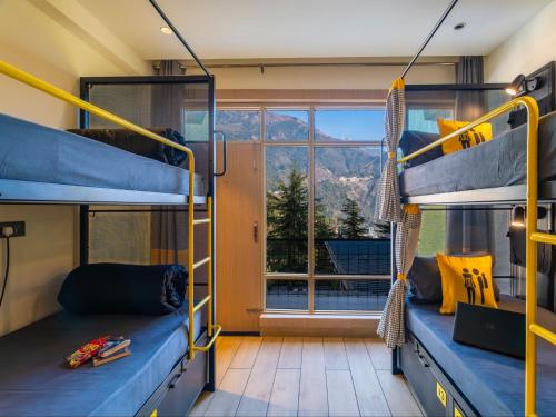 En eller flere køjesenge i et værelse på The Hosteller Mcleodganj