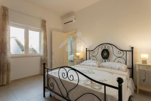 ein Schlafzimmer mit einem Bett und einem Fenster in der Unterkunft Villa Natura - Deluxe in Neviano