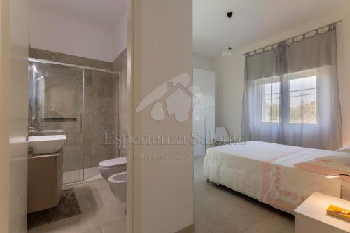 ein Badezimmer mit Bett, Waschbecken und Toilette in der Unterkunft Villa Natura - Deluxe in Neviano