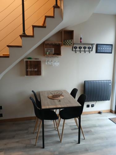 une salle à manger avec une table et des chaises dans l'établissement Duplex 4 Personnes 5 Minutes a pied du petit port et 10 Minutes de la plage, au Havre