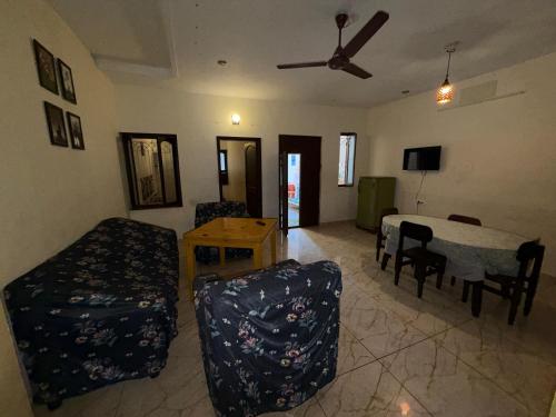 Et tv og/eller underholdning på White Town room and villa