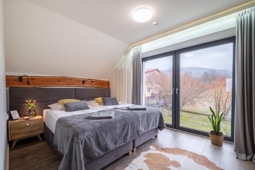 Giường trong phòng chung tại JAMILO Home