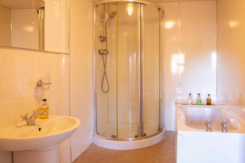 een badkamer met een douche en een wastafel bij Langriggs at Wetheral Cottages in Great Salkeld