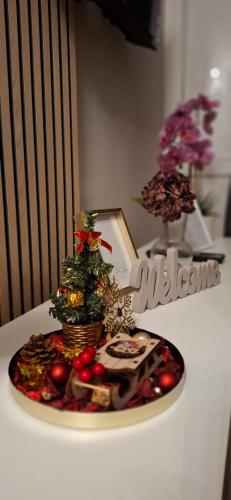 een bord met een kerstboom op een tafel bij Premium Apartment Wohlfühl-Oase mit Pool und Sauna in Sankt Englmar