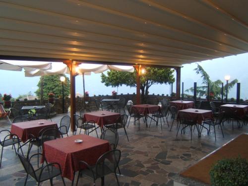 Reštaurácia alebo iné gastronomické zariadenie v ubytovaní Hotel Ristorante Miravalle