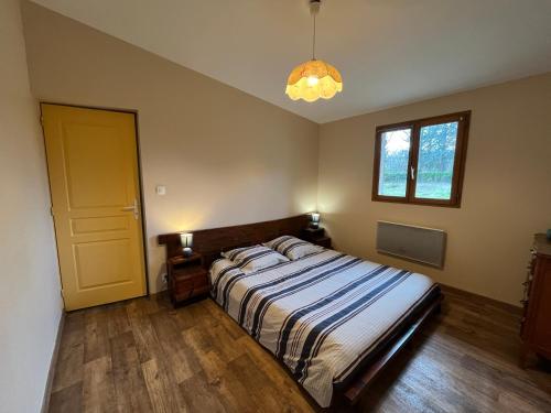 een slaapkamer met een bed en een raam bij Maison du Verger Idéal pour séjours pros in La Rochefoulques