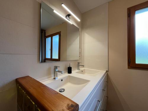 een badkamer met een wastafel en een spiegel bij Maison du Verger Idéal pour séjours pros in La Rochefoulques