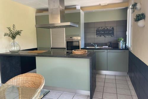 Kuchyň nebo kuchyňský kout v ubytování Les hauts d'Embres havre de paix pour 8