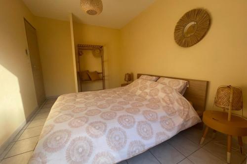 Postel nebo postele na pokoji v ubytování Les hauts d'Embres havre de paix pour 8