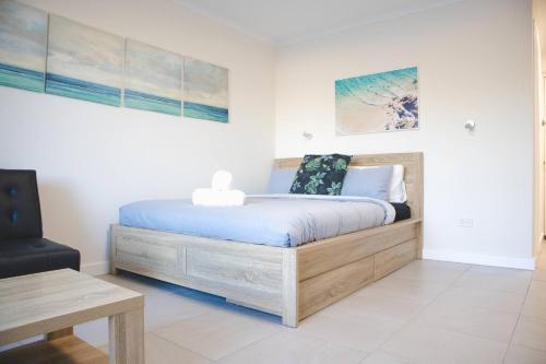 En eller flere senge i et værelse på Pool view, BBQ, wifi, walk to Mandurah foreshore!