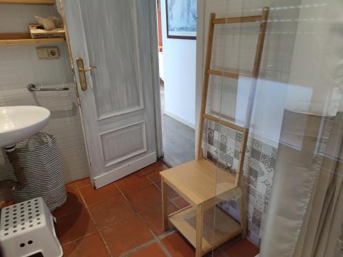 ein Bad mit einem Waschbecken und einer Glastür in der Unterkunft Suite de invitados independiente in Cerdanyola del Valles