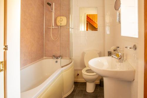 un bagno con un water, una vasca e un lavandino di Windale at Wetheral Cottages a Great Salkeld