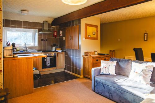 un soggiorno con divano e cucina di Windale at Wetheral Cottages a Great Salkeld