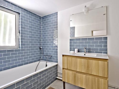 Maison avec Jardin et Terrasses, à 10 Min de la Plage, 6 Ch, 12 Pers, WIFI, Proche Commerces