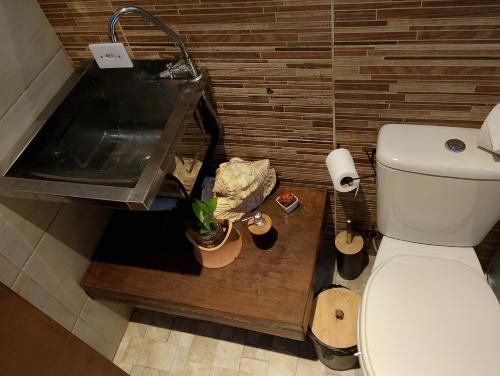 ein Badezimmer mit Toilette und Waschbecken in der Unterkunft Casa de Praia Maresias in Maresias