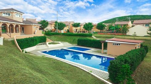 Swimmingpoolen hos eller tæt på Joy's Home Rental