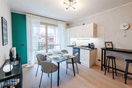 a kitchen and dining room with a table and chairs at V-Home Holiday Moro 60 in Grassobbio