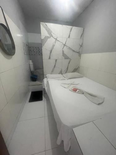 een witte badkamer met een wastafel en een toilet bij Hotel saffire in Feira de Santana