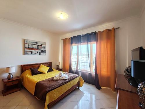 En eller flere senge i et værelse på 4AO Brisa Mar - Casas & Papeis