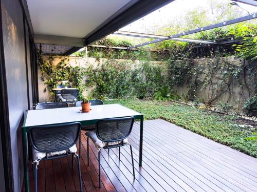 One-bedroom Apartment Unit G with Garden