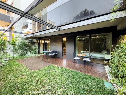 One-bedroom Apartment Unit G with Garden
