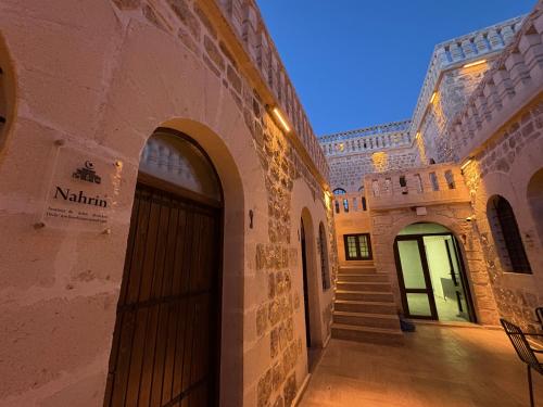 un edificio con una porta e una scala di Arami Han Konağı a Mardin
