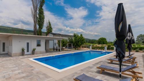 Beautiful Villa Miki with pool in Makarska