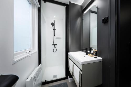 een badkamer met een witte wastafel en een spiegel bij KNAUS Campingpark Meppen in Meppen