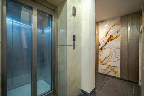 Ένα μπάνιο στο Hillshades 3-BHK With Sit-out Area, Shared Pool, Restaurant, Game Zone and Scenic Hill Views