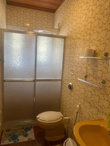 ein Badezimmer mit Dusche, Toilette und Waschbecken in der Unterkunft Almeida dos camaroes in Cabo Frio