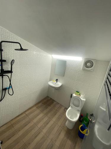 een kleine badkamer met toilet en wastafel bij Nomad Soul Bungalow in Ko Pha Ngan