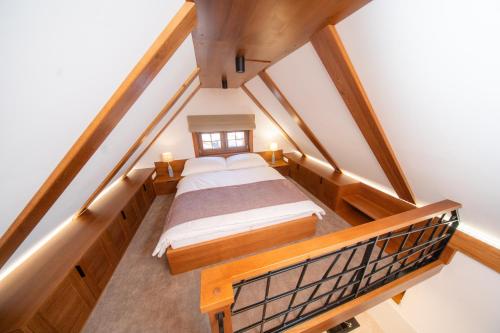 En eller flere senge i et værelse på Apartmány SKI Jezersko