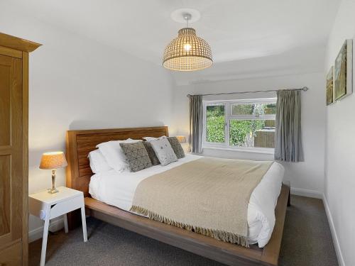 una camera da letto con un letto grande e una finestra di Clicket Water a Timberscombe