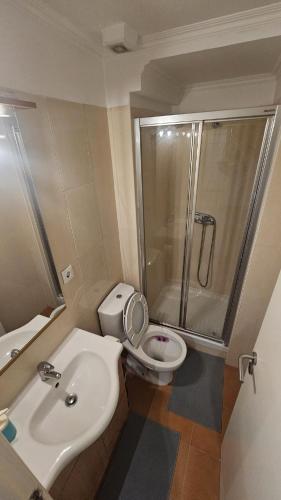 a bathroom with a toilet and a shower and a sink at Lisbon Prime Residence Rato - Casa de Hóspedes in Lisbon
