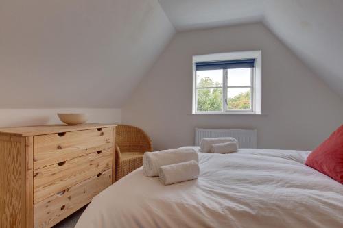 En eller flere senge i et værelse på Cley Corner Cottage