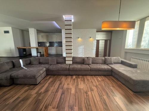 Khu vực ghế ngồi tại Yarema Forest House