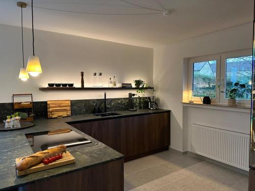 Køkken eller tekøkken på Eifel17 plus 6 - Japandi-Stay in der Vulkaneifel