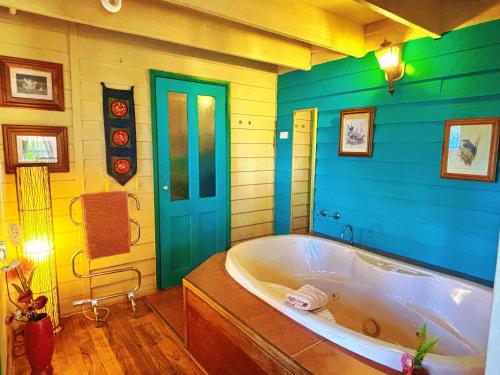 ein Bad mit einer großen Badewanne in einem Zimmer in der Unterkunft The Goat and Goose Bed & Breakfast in Lakes Entrance